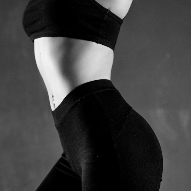 Ernährungsberater mit Fitnessgeräten, motivierender Slogan und Logo von Eat Smart.