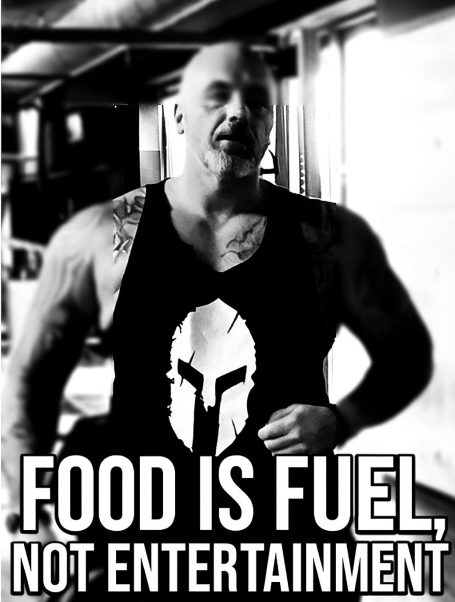Mann in Sportkleidung mit dem Text „Essen ist Treibstoff, nicht Unterhaltung“.